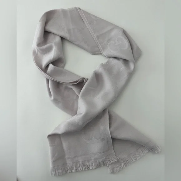 Gucci light grey scarf, pre owned. Excellent condition. - Picture 6 of 10